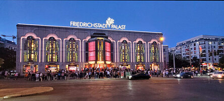 Friedrichstadt Palast, Außenaufnahme, Besucher verlassen Show den Friedrichstadtpalast, Revuetheater, Berlin-Mitte