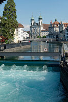 Wehr an der Spreuerbrücke in Luzern, Reuss, Jesuitenkirche, Schweiz 