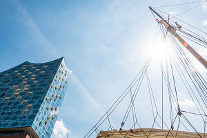 Takelage eines Segelschiffes vor dem Konzerthaus Elbphilharmonie, Hafencity, Hamburg, Deutschland