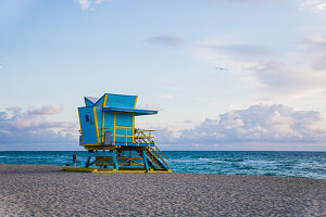 Life Rescue im Sonnenaufgang am Strand von Miami Beach, Florida, USA