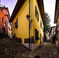 Historische Gebäude in den Gassen des Bergdorfs Montecatini Alto, Toskana, Italien