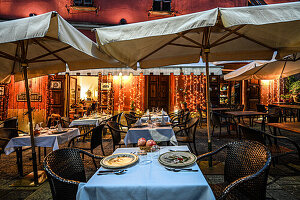 Straßenrestaurant auf der Piazza G. Giusti bei Nacht, Bergdorf Montecatini Alto, Toskana, Italien