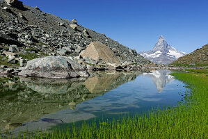 Blick auf das Matterhorn vom Wanderweg auf die Pfulwe, Fluhalp, Zermatt, Wallis, Schweiz.