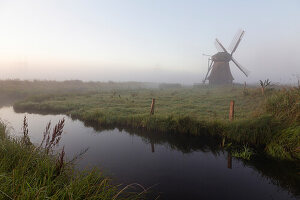 Windmühle, Wasserschopfmühle. Neustadtgödens, Friesland, Niedersachsen, Deutschland. Kleiner Kanal.