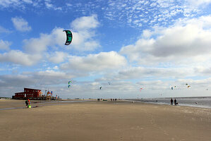 Die Wassersportzone in Sankt Peter-Ording ist rund 400 Meter breit und liegt zwischen den Badestellen "Bad" und "Ording", Schleswig-Holstein, Deutschland