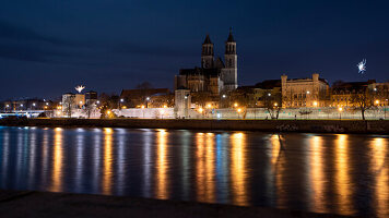 Magdeburg Cathedral, New Year's rockets explode next to it, street lights are reflected in the Elbe, Magdeburg, Saxony-Anhalt, Germany