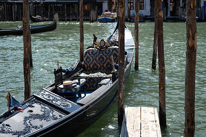Blick auf eine Gondel am Kanale grande in Venedig, Canale grande, Venezia, Venetien, Italien, Europa