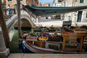 Blick auf ein Marktschiff, Campo San Barnaba, Venedig, Venezia, Venetien, Italien, Europa