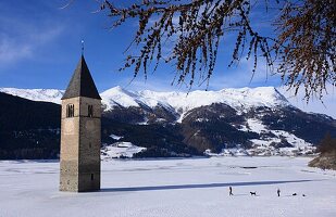 Versunkener Kirchturm im gefrorenen Reschensee, Graun am Reschenpass, Vinschgau, Südtirol, Italien