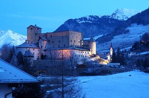 Schloss Naudersberg im Winter, am Reschenpass, Nauders, Tirol, Österreich