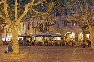 Straßenrestaurants am Platz Place aux Herbes am Abend, Uzès, Gard, Okzitanien, Frankreich