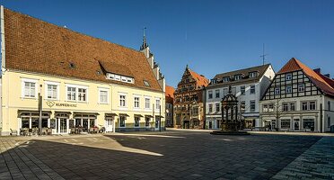 Neustädter Markt mit Brunnen, Neustädter Rathaus und Wulferthaus, Herford, Nordrhein-Westfalen, Deutschland