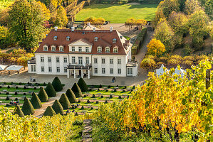 Hauptgebäude von Weingut Schloss Wackerbarth im Herbst, Radebeul, Sachsen, Deutschland