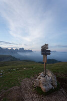 Wegweiser oberhalb der Wolken zum Sonnenaufgang am Schlernhaus, Dolomiten, Schlern, Rosengarten, Südtirol, Italien