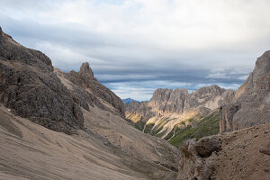 View of the valley from the Grasleitenpasshütte, Rifugio Passo Principe, Dolomites, Catinaccio, South Tyrol, Italy