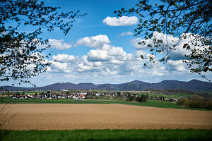 Blick von Wachtberg, NRW, auf das Siebengebirge mit (v.l.) Petersberg, Drachenfels, Oelberg, Löwenburg.