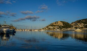 Blick auf Port d' Andratx und den Jachthafen, Mallorca, Spanien