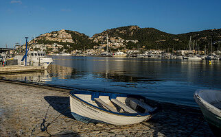 Fischerboote im Hafen und Blick auf das im Wasser gespiegelte Port d' Andratx, Mallorca, Spanien