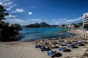 Am Strand von Sant Elm, im Hintergrund die Inseln Es Pantaleu und Sa Dragonera, Mallorca, Spanien
