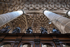 Spätgotisches Netzgewölbe mit Chorfiguren im Heilig Kreuz Münster in Schwäbisch Gmünd, Ostalbkreis, Baden-Württemberg, Deutschland, Europa
