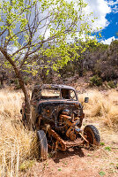 Verrostetes Oldtimer Autowrack, das auf einem Feld zurückgelassen wurde, New Mexico, USA