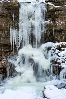 Gefrorener Wasserfall in den Bergen bei Garmisch-Partenkirchen, Oberbayern, Deutschland.