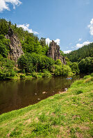 Hans-Heiling-Felsen am Fluss Eger zwischen Karlsbad und Loket, Westböhmen, Tschechische Republik