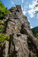 Hans-Heiling-Felsen am Fluss Eger zwischen Karlsbad und Loket, Westböhmen, Tschechische Republik