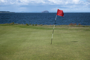 Blick auf ein green mit Fahne, Winterfield Golf Club, Dunbar, East Lothian, Schottland, Vereinigtes Königreich