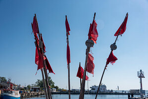 Rote Flaggen eines Fischerbootes, Insel Hiddensee, Mecklenburg-Vorpommern, Deutschland