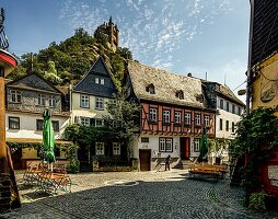 Altes Rathaus und historische Bürgerhäuser in der Altstadt von St. Goarshausen, im Hintergrund Burg Katz, Oberes Mittelrheintal, Rheinland-Pfalz, Deutschland