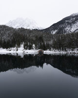Bootshütte spiegelt sich im Mittersee, Biberwier, Tirol, Österreich
