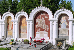 Dorffriedhof der Kirche Svatého Petra a Pavla mit Bild des hl. Wenzel in Albrechtice nad Vltavou in Südböhmen in Tschechien