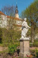 Frauenstatue im Schlosspark von Schloss Weesenstein im Müglitztal bei Dresden, Sachsen, Deutschland
