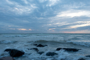 Ostseewellen zum Sonnenaufgang, Brandung, Insel Mön, Dänemark