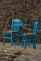 Blauer Tisch und blaue Stühle in Griechenland