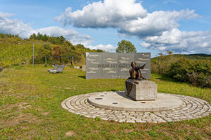 Skulptur Göttin Ariadne im Terroir F Standort am Johannisberg, bei Thüngersheim am Main, Landkreis Main-Spessart, Unterfranken, Bayern, Deutschland