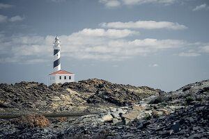 Leuchtturm am Cap de Favàritx unter blauem Himmel, Menorca, Balearen, Spanien, Europa