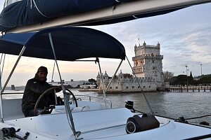 Bootsfahrt auf dem Fluß Tejo vor historischem Turm Torre de Belem, Stadtteil Belem, Lissabon, Portugal