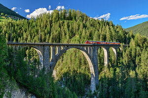 Zug fährt über Wiesener Viadukt, Rhätische Bahn, Davos, Silvretta, Graubünden, Schweiz