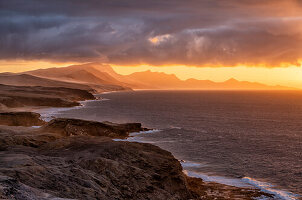 Küste am Atlantik bei Sonnenuntergang, Fuerteventura, Spanien