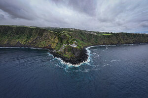 Blick auf den Farol do Arnel aus der Vogelperspektive an der Küste von Sao Miguel, Azoren