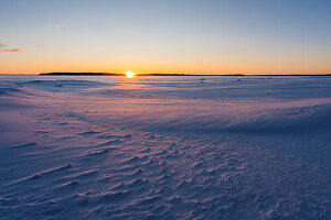Sonnenuntergang über dem gefrorenen Meer; Råneå, Norrbotten, Schweden