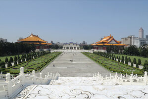 Chiang Kai-shek Memorial, Taipeh, Taiwan, Blick von den Stufen der Haupthalle in den Park zum Haupttor, Asien
