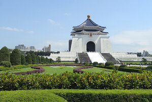 Zentrum von Taipeh, Chiang-Kai-shek-Gedächtnishalle, erbaut zu Ehren Chiang Kai-shek, Blick über den Park zur Haupthalle, Taiwan, Asien