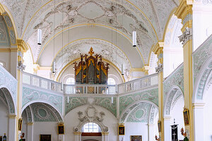 Innenraum und Orgelprospekt der Klosterkirche St. Michael, der ehemaligen Benediktinerabtei im Ort Attel bei Wasserburg am Inn in Oberbayern in Deutschland
