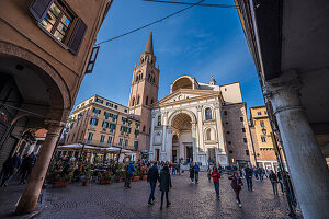 Menschen an der Kirche Basilika Sant’Andrea am Piazza Andrea Mantegna, Stadt Mantua, Provinz Mantua,  Lombardei, Italien, Europa