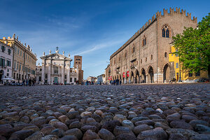  Piazza Sordello square, in the background the Church of the Apostle Peter Cathedral and the Palazzo Ducale, Mantua city, Mantua province, Mantova, on the Mincio river, Lombardy, Italy, Europe 