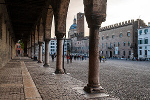 Platz Piazza Sordello mit Palast Palazzo Ducale mit Arkaden, Stadt Mantua, Provinz Mantua, Lombardei, Italien, Europa