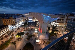 Blick auf den Platz und Holzskulptur Metropol Parasol oder 'las Setas', Plaza de la Encarnación, Sevilla, Andalusien, Spanien
